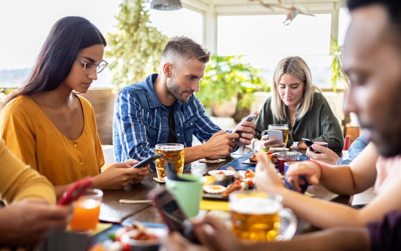 A jornada para a maturidade digital é contínua e exige compromisso. Não basta seguir tendências tecnológicas sem construir um relacionamento com o seu público